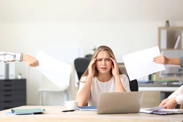 Woman having panic attack at workplace — Stock Photo, Image