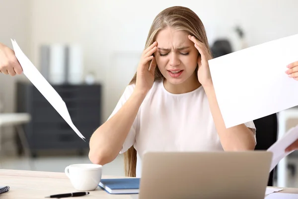 Vrouw met paniekaanval op werkplek — Stockfoto