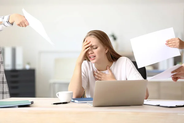 Vrouw met paniekaanval op werkplek — Stockfoto