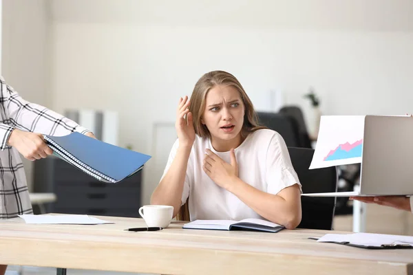 Mujer teniendo ataque de pánico en el lugar de trabajo — Foto de Stock