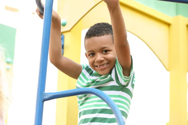 Mignon petit garçon afro-américain sur l'aire de jeux — Photo