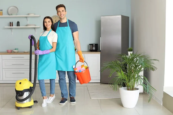 Pasangan muda membersihkan dapur bersama-sama — Stok Foto