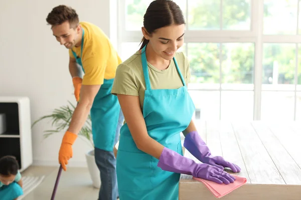 Happy family cleaning kitchen together — Stock Photo, Image