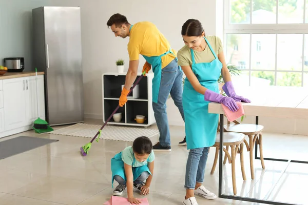 Happy family cleaning kitchen together — Stock Photo, Image