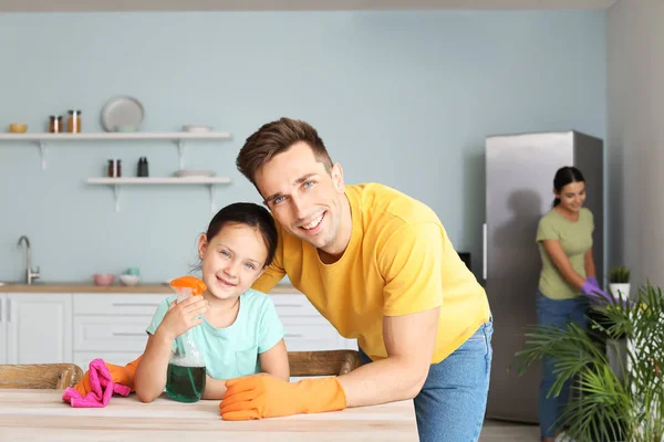 Baba ve küçük kızı birlikte mutfak temizliği — Stok fotoğraf