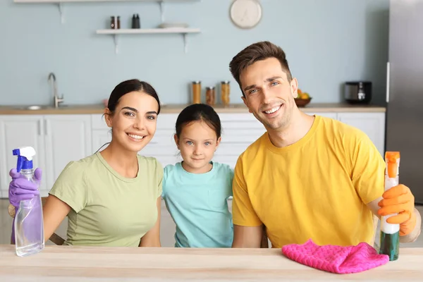 Glückliche Familie putzt gemeinsam Küche — Stockfoto