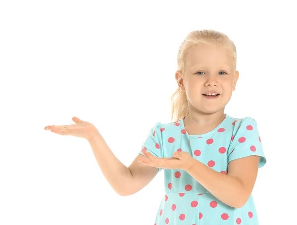 Schattig klein meisje tonen iets op witte achtergrond — Stockfoto
