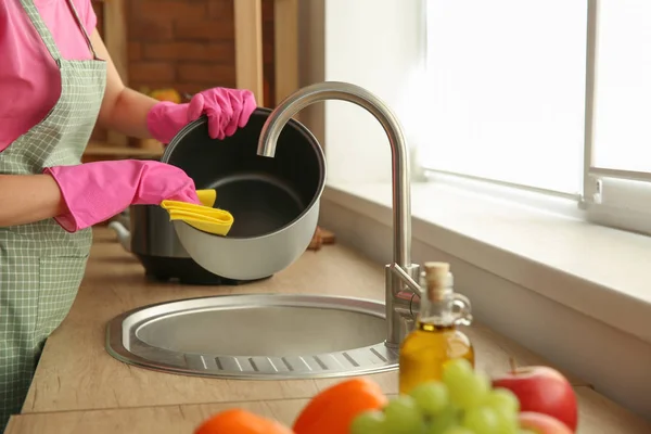 Kobieta mycie nowoczesnych Multi kuchenka w kuchni — Zdjęcie stockowe
