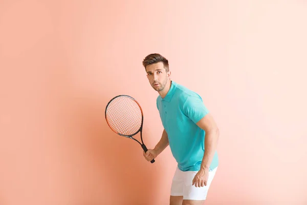 Schöner Tennisspieler auf farbigem Hintergrund — Stockfoto