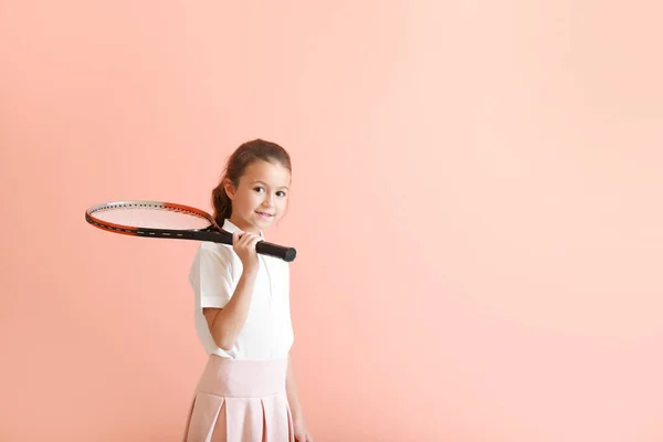 컬러 배경에 테니스 라켓을 가진 어린 소녀 — 스톡 사진