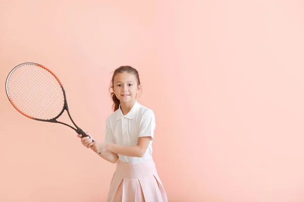 Renkli arka planda tenis raket ile küçük kız — Stok fotoğraf