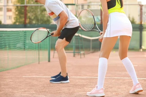 Młoda para, grając w tenisa na korcie — Zdjęcie stockowe