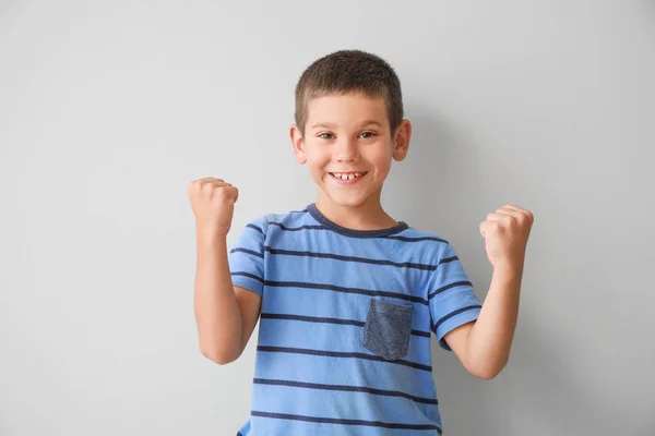 Πορτρέτο του χαρούμενος μικρό αγόρι επάνω ελαφρύς υπόβαθρο — Φωτογραφία Αρχείου
