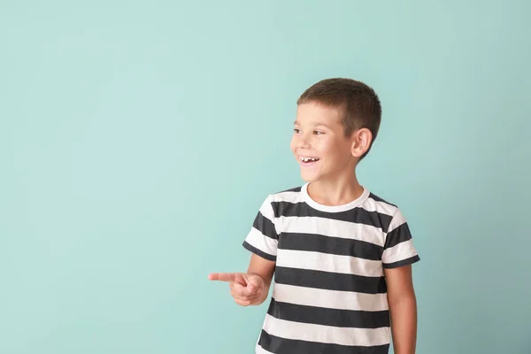 Портрет щасливого маленького хлопчика на кольоровому фоні — стокове фото