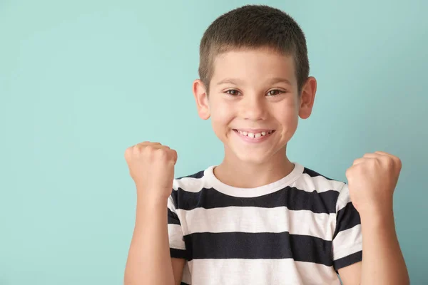 Porträtt av glad liten pojke på färg bakgrund — Stockfoto