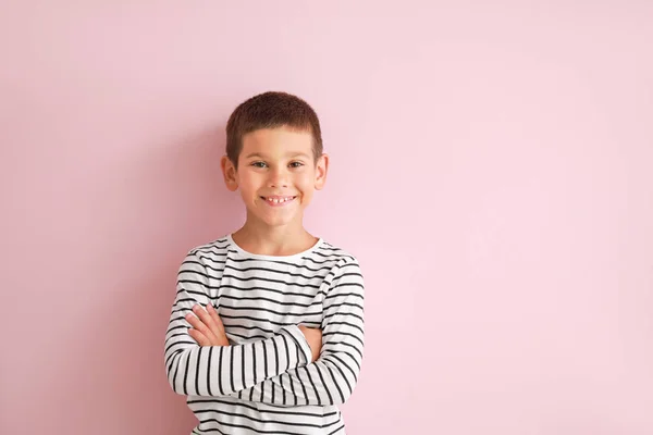 Porträt eines glücklichen kleinen Jungen auf farbigem Hintergrund — Stockfoto