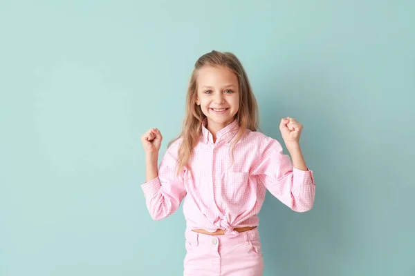 Ritratto di bambina felice su sfondo a colori — Foto Stock