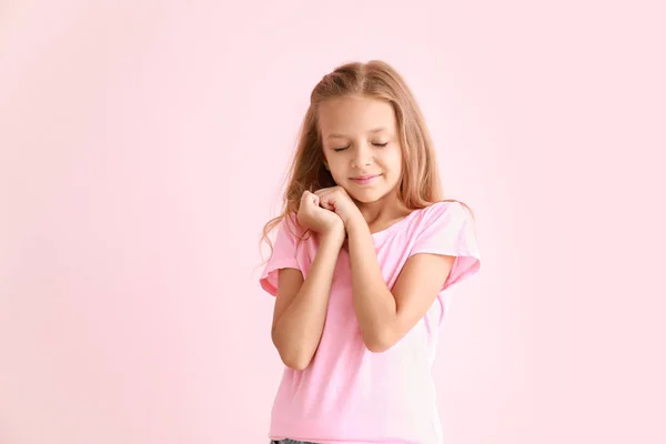 Retrato de menina feliz no fundo de cor — Fotografia de Stock