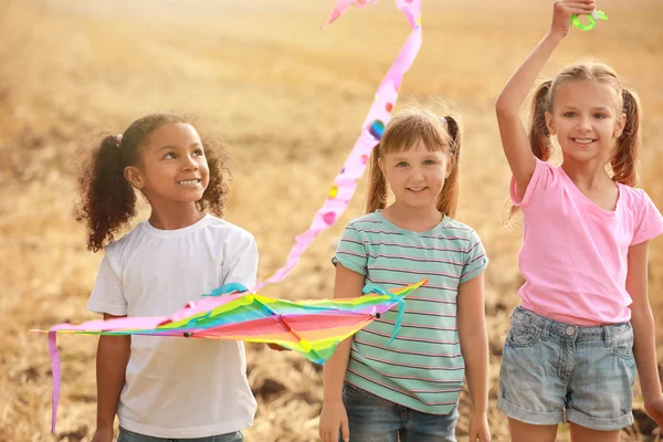 Маленькие девочки запускают воздушных змеев на улице — стоковое фото