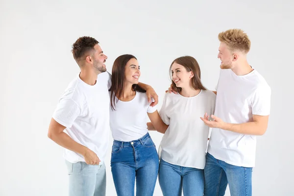 Группа молодых людей в стильной повседневной одежде на белом фоне — стоковое фото