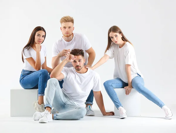 Grupo de jóvenes en ropa casual con estilo sobre fondo blanco — Foto de Stock