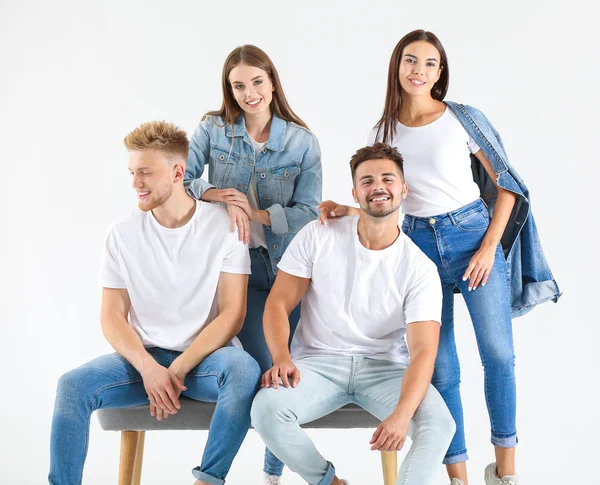 Fiatalok csoportja stílusos alkalmi ruhába, fehér háttéren — Stock Fotó