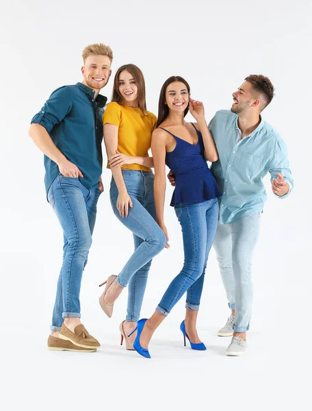 Grupo de jóvenes en ropa casual con estilo sobre fondo blanco — Foto de Stock