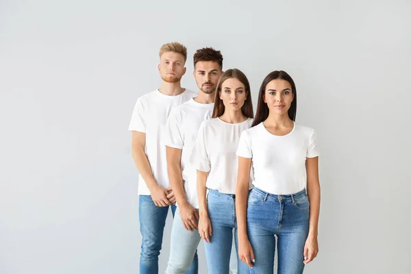 Grupo de jóvenes en ropa casual con estilo sobre fondo claro — Foto de Stock