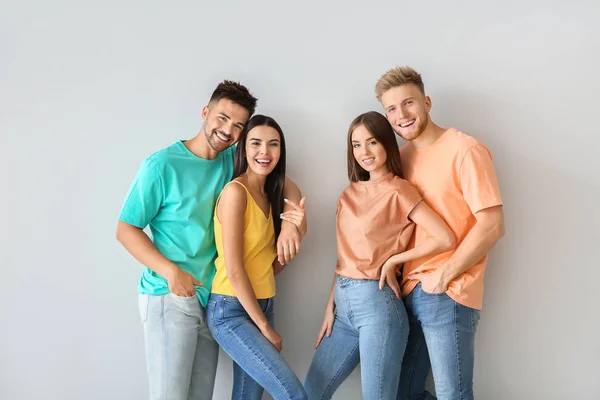 Grupp ungdomar i snygga casual kläder på ljus bakgrund — Stockfoto