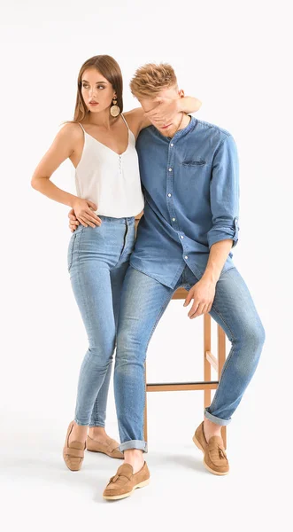 Pareja joven de moda en ropa casual con estilo sobre fondo blanco — Foto de Stock