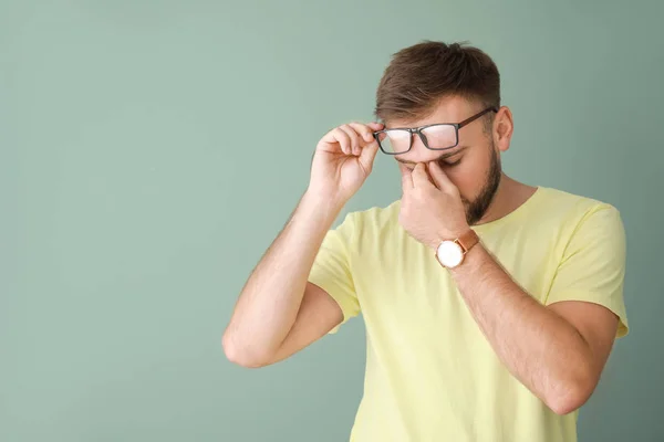 Stressad ung man på färg bakgrund — Stockfoto