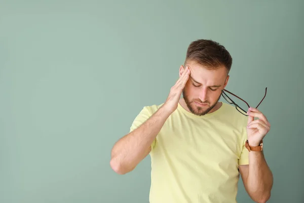 Stressad ung man på färg bakgrund — Stockfoto