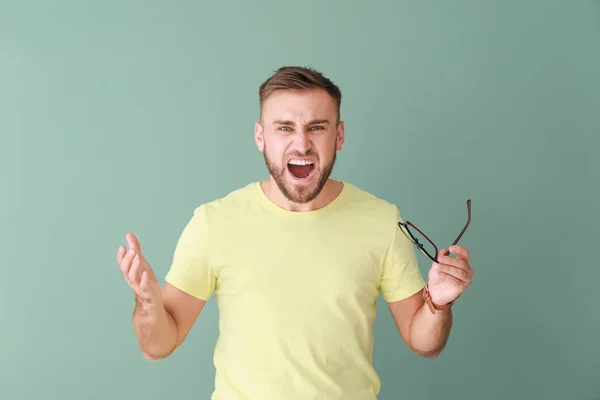 Gestreste jongeman op kleur achtergrond — Stockfoto