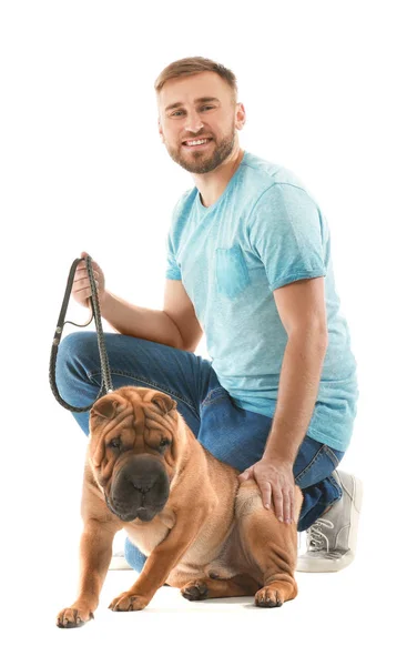 Счастливый человек с симпатичной собакой на белом фоне — стоковое фото