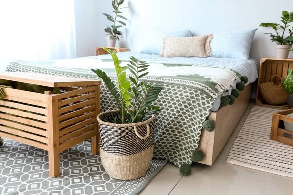 Interior del dormitorio moderno con plantas de interior — Foto de Stock