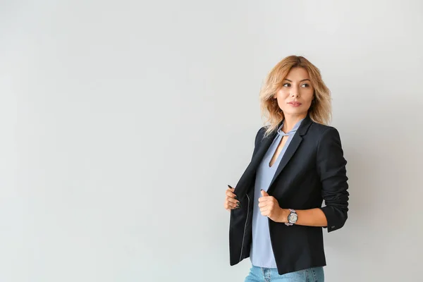 Retrato de bela empresária no fundo de luz — Fotografia de Stock