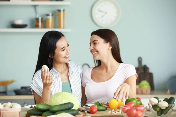 Schöne Frauen kochen gemeinsam in der Küche — Stockfoto