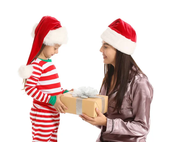 Mulher e sua filhinha com presente de Natal no fundo branco — Fotografia de Stock