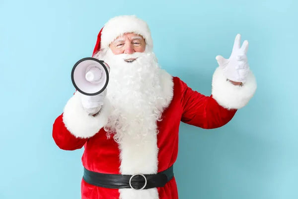 Weihnachtsmann mit Megafon auf farbigem Hintergrund — Stockfoto