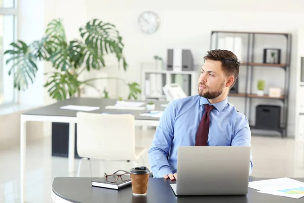 Porträt eines Geschäftsmannes im Amt — Stockfoto