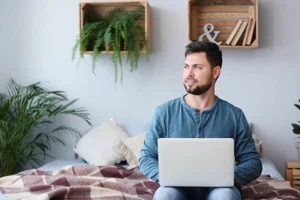 Retrato de hombre guapo con portátil en casa — Foto de Stock