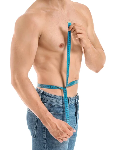 白い背景にテープを測定するハンサムな筋肉の男。減量の概念 — ストック写真