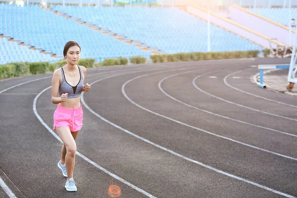 Sportiva donna asiatica in esecuzione allo stadio — Foto Stock