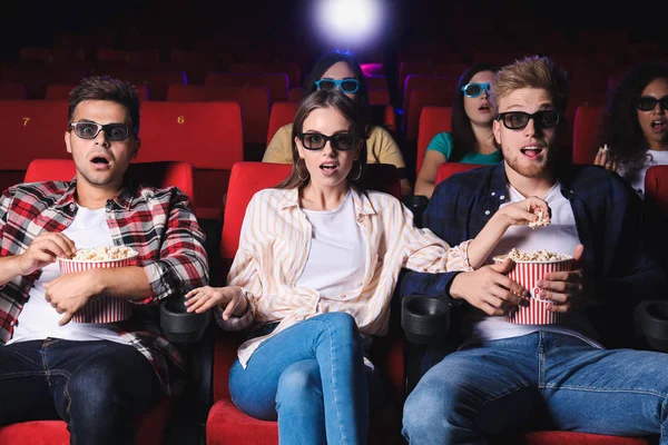 Freunde mit Popcorn gucken Film im Kino — Stockfoto