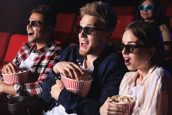 Amigos con palomitas viendo películas en el cine — Foto de Stock