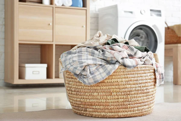 Cesta com roupa suja no chão no banheiro — Fotografia de Stock