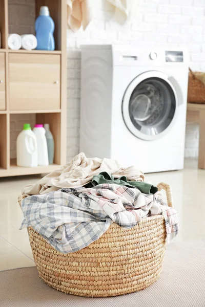 Cesta com roupa suja no chão no banheiro — Fotografia de Stock