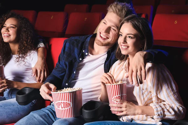 Paar mit Popcorn schaut Film im Kino — Stockfoto