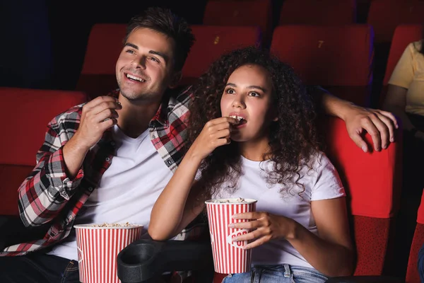 Casal com pipocas assistindo filme no cinema — Fotografia de Stock