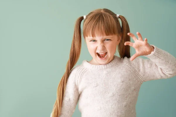 色の背景に怒っている小さな女の子の肖像画 — ストック写真